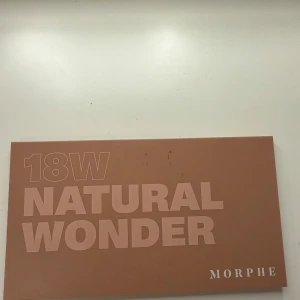 Morphe 18W Natural Wonder ögonskuggspalett - Säljer Morphe 18W Natural Wonder ögonskuggspalett med 18 nyanser i varma, naturliga toner. Paletten innehåller både matta och skimriga skuggor i beige, brunt, guld, koppar och mörkare nyanser. Perfekt för att skapa allt från soft glam till mer intensiva looks. Har knappt använt den så den är nästan i nyskick