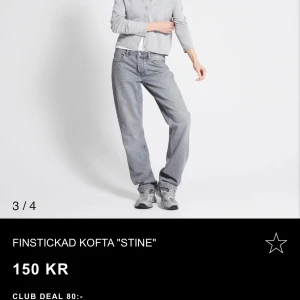Ljusgrå finstickad kofta Stine - Säljer en ljusgrå finstickad kofta från Stine. Koftan har rund halsringning, knappar framtill och långa ärmar. Perfekt att slänga över en t-shirt för en clean och enkel look. Materialet är mjukt och tunt, vilket gör den skön att bära.