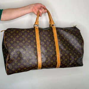 Louis Vuitton Keepal 60 - Grym och sällsynt Louis Vuitton keepal i storleken 60cm vilket är svårt att få tag på. Väl behållen men använd. Väldigt snygg. Nypris: 27000kr. Mitt pris: 7999kr. Såklart äkta! 