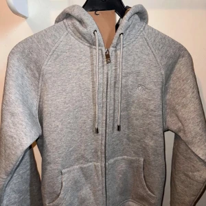 Burberry hoodie zip - Burberry zip hoodie storlek 175, inga defekter. Helt ny nästan, burberry mönster innuti luvan. Passar folk runt 170-180cm storleken är 175cm. Inga fläckar eller liknande bara en fin hoodie!