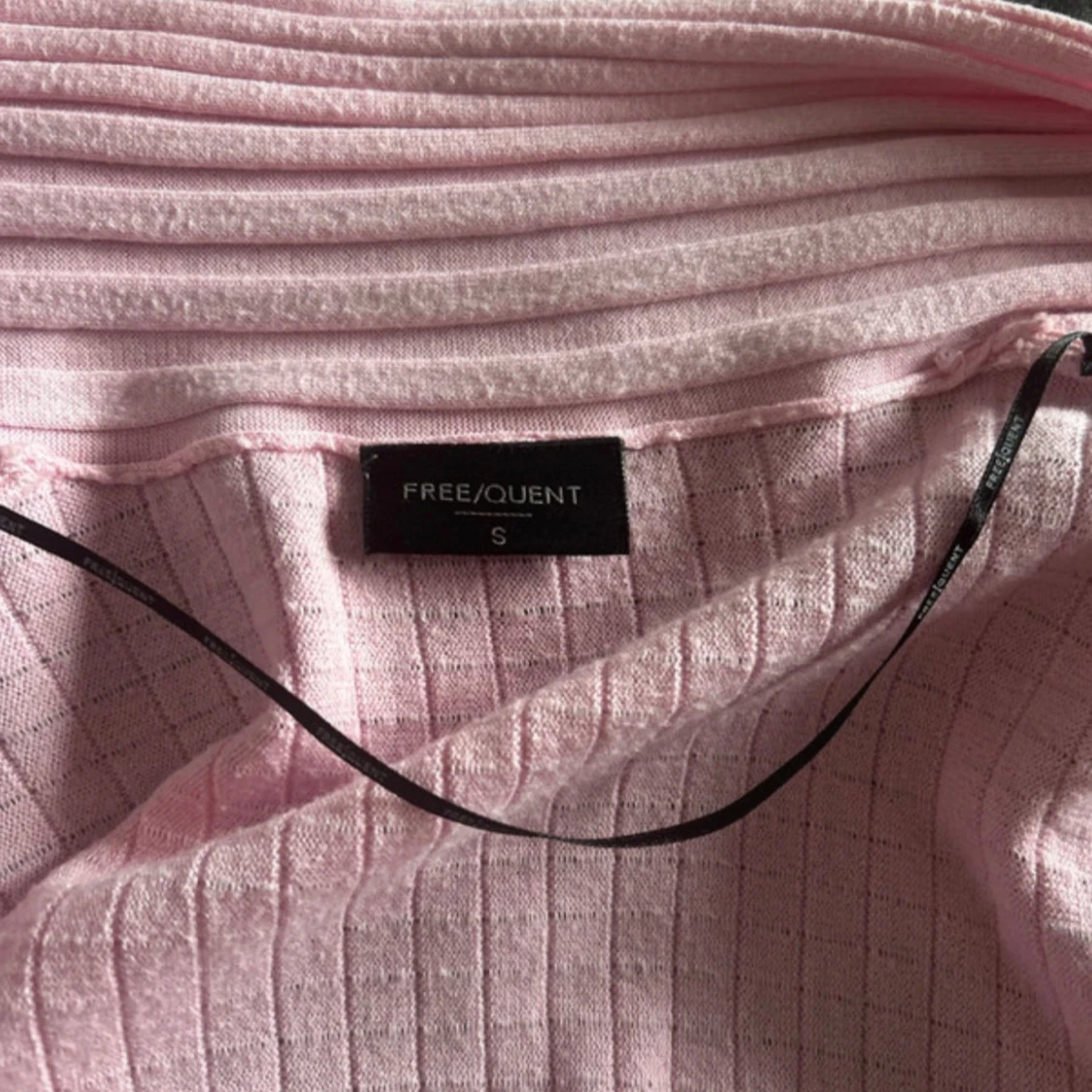 Ljusrosa ribbad kofta från Freequent - 2