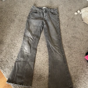 Grå bootcut jeans från Gina Tricot - Snygga grå jeans från Gina Tricot i storlek 158.  bootcut med låg midja. Tyvär för korta för mig andvänts inte jättemycket hade sagt att det är i ganska bra skick .