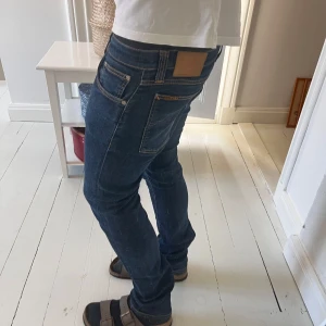Nudie jeans - Sköna Nudie jeans i storlek 29/32.  Modellen är 180,75 kg och måtten är A: 39 cm B: 102cm. Inga större defekter! Kom med frågor ✌️