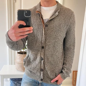 Massimo dutti full zip / cardigan M - Massimo dutti full zip / cardigan M, inga större defekter. Eftersom den är stickad förekommer det några lösa trådar här och där. Modellen är 180,75 kg. Kom med frågor ✌️👌