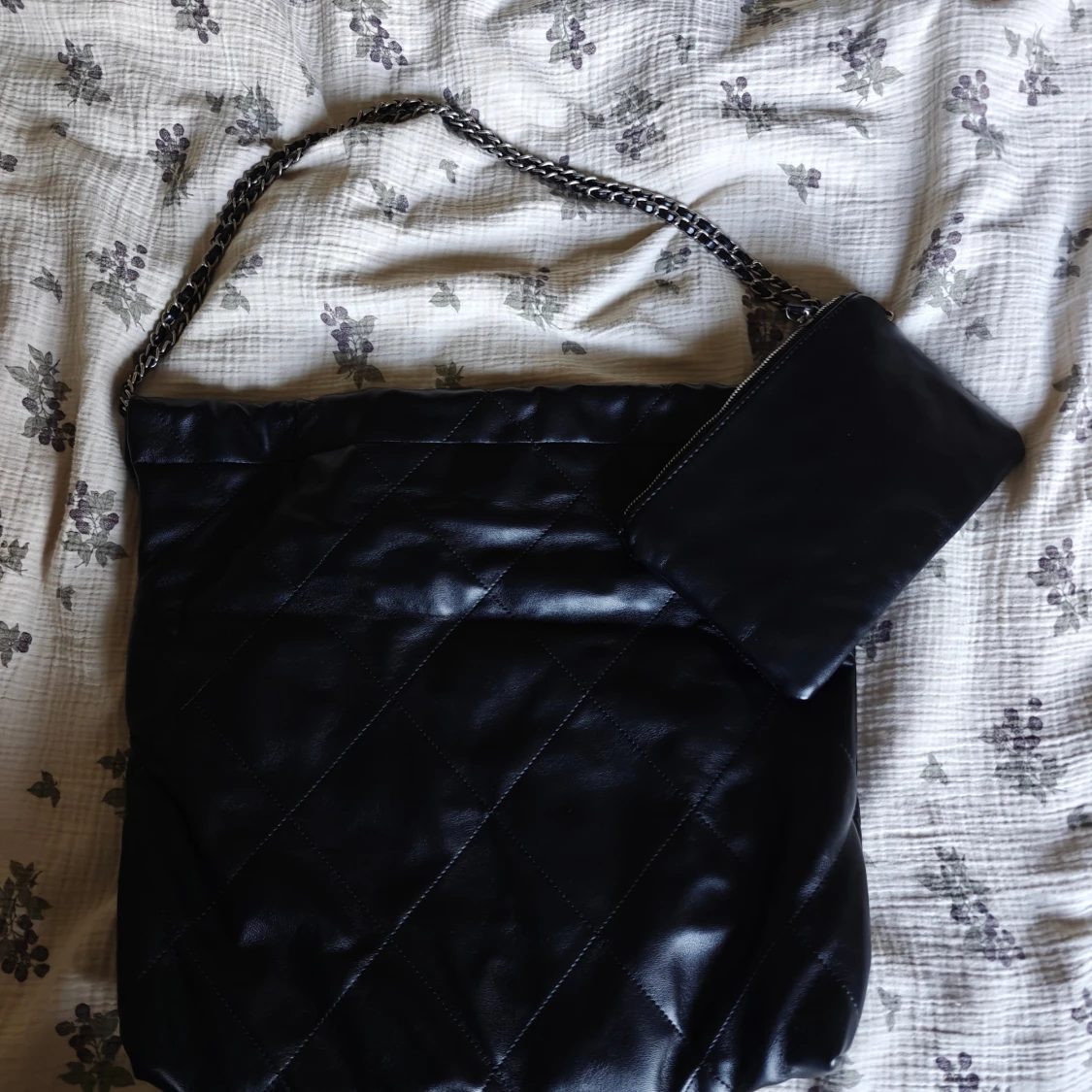 Svart quiltad axelväska  - 3
