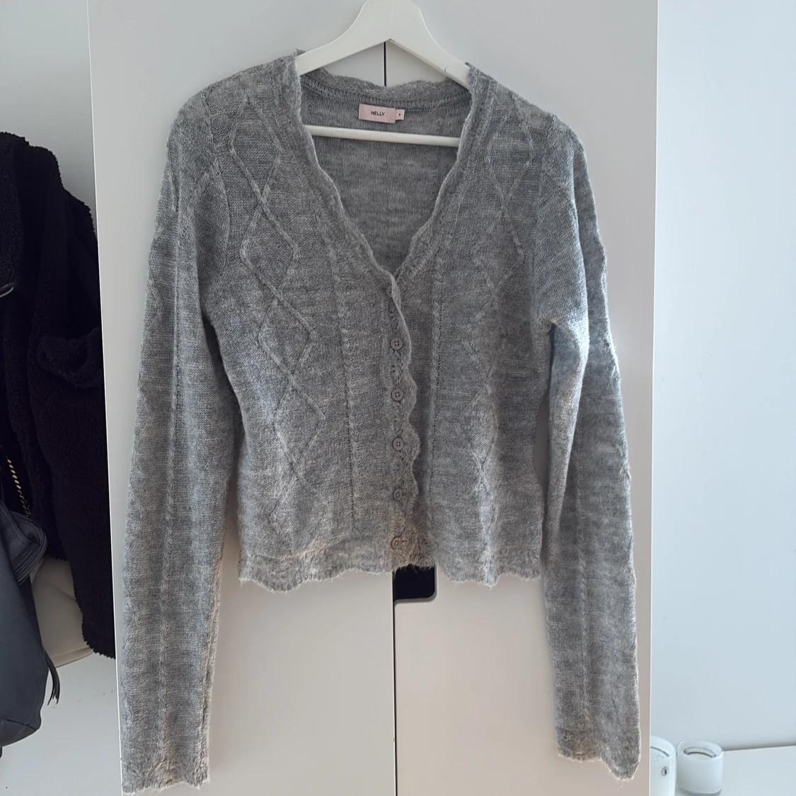 Grå stickad kofta från Nelly