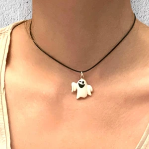 Choker Spöke Halsband Halloween  - Supersött  spöke trädd på kortare svart tråd. Halsbandet är justerbart 35-40 cm. Perfekt inför Halloween! 