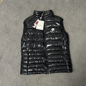 Moncler Väst  - En riktig fin Moncler Väst, helt oanvänd 🔥