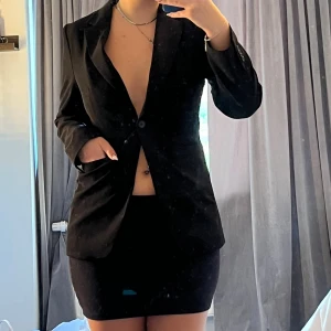 Svart kavaj  - En super super snygg kavaj från H&M, använd ca 2 gånger men är tyvärr lite liten på mig. Den har riktiga fickor och en slit på baksidan💗