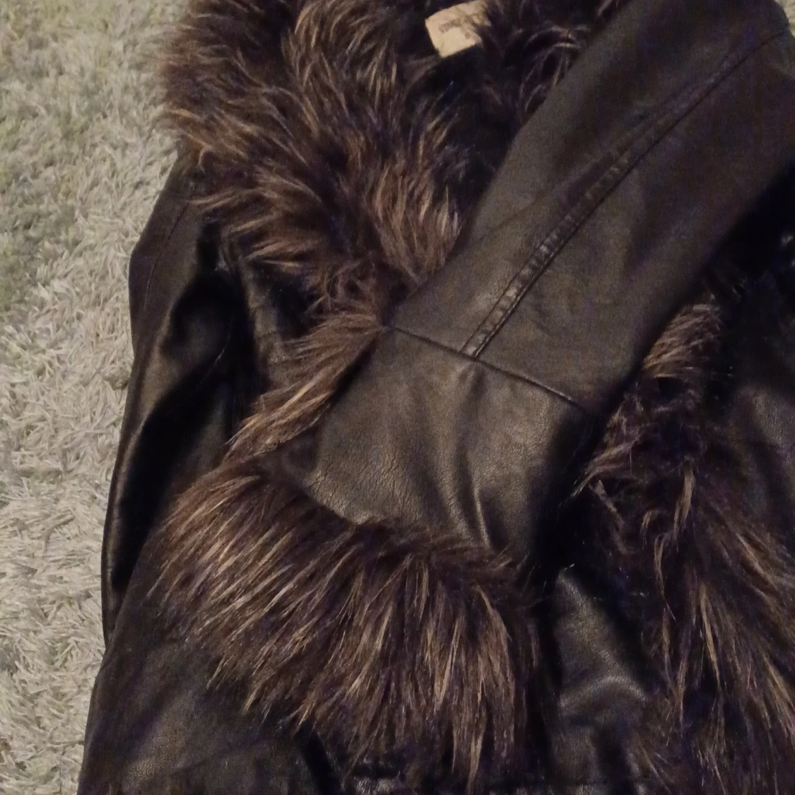 Svart skinnjacka med fuskpäls Vinceotto - 4