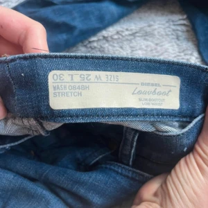 Diesel Lowboot blå bootcut jeans - Snygga blå jeans från Diesel, modell Lowboot med slim bootcut och låg midja. Jeansen är i stretchigt denim och har klassisk femficksdesign.  Köpta från Vinted. Skriv vid frågor❤️