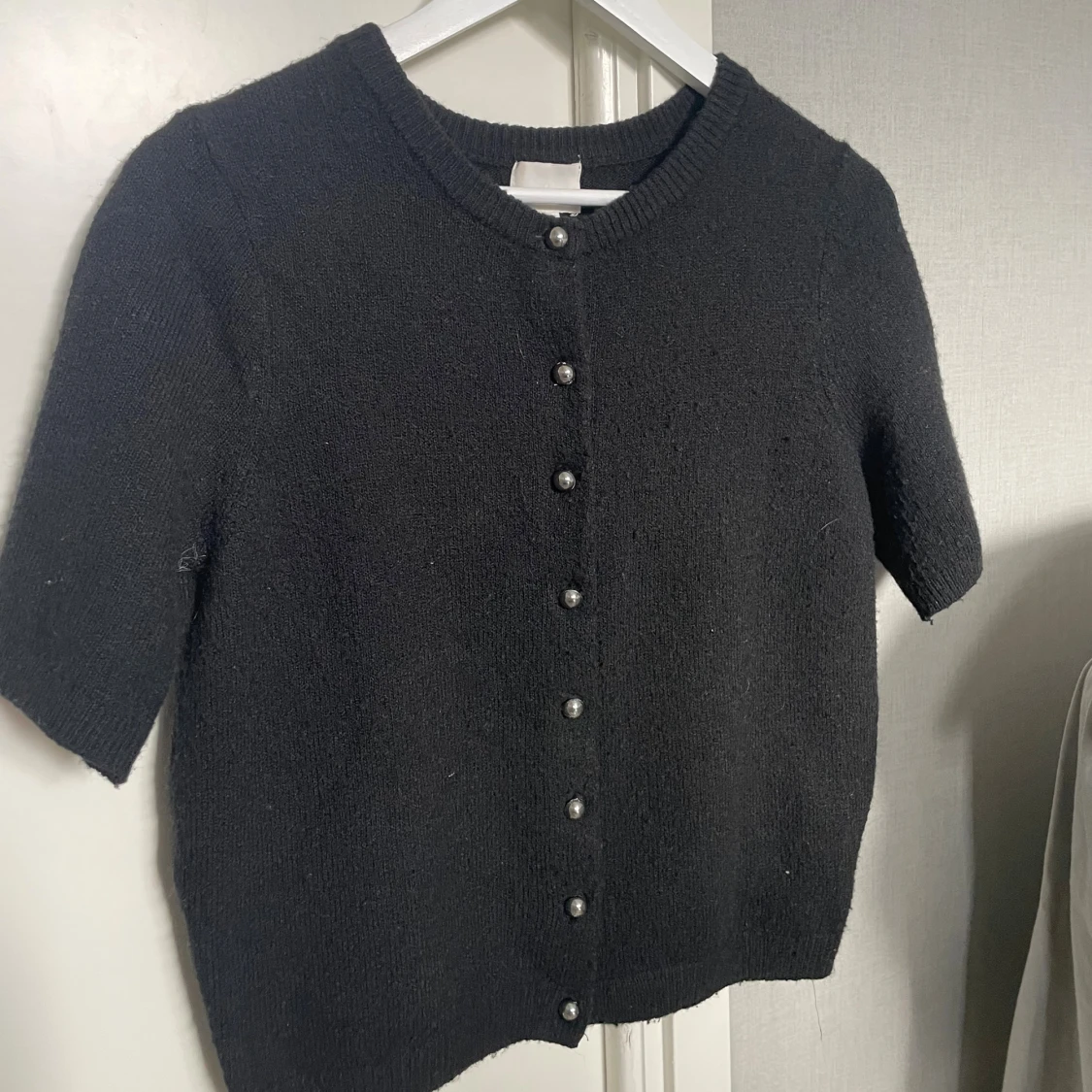 Svart stickad kofta med pärlknappar - 2