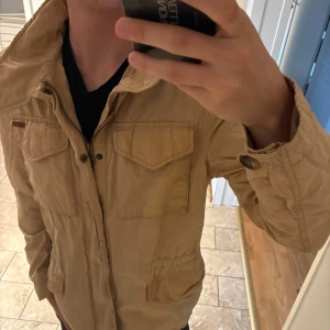 Peak performance Field jacka - As fet stilren fieldjacket från peak performance! Hör av dig vid funderingar🤩🤩