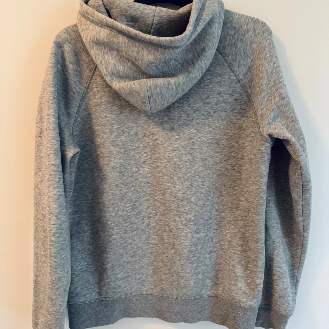 Grå hoodie från GANT  - 1