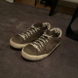 Philippe Model sneakers i grå  - Säljer ett par Philippe Model sneakers i grå som är i riktigt bra skick sulan är super bra skick men lite smutsiga som man eljest kan tvätta bort och de kostar 4200 i nypris