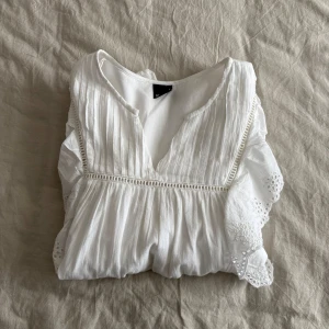 Blus från Gina tricot  - Söt blus med volanger från Gina tricot i storlek S. Använd ett fåtal gånger. ☀️