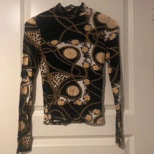 Mönstrad långärmad topp Gina Tricot XS - Använd 2gånger. Passar även någon i S. Sitter jätte fint och är i ett väldigt skönt material.  Vänligen läs min bio innan du gör ett köp; där hittar du bland annat information om leveransprocessen med mera 😊
