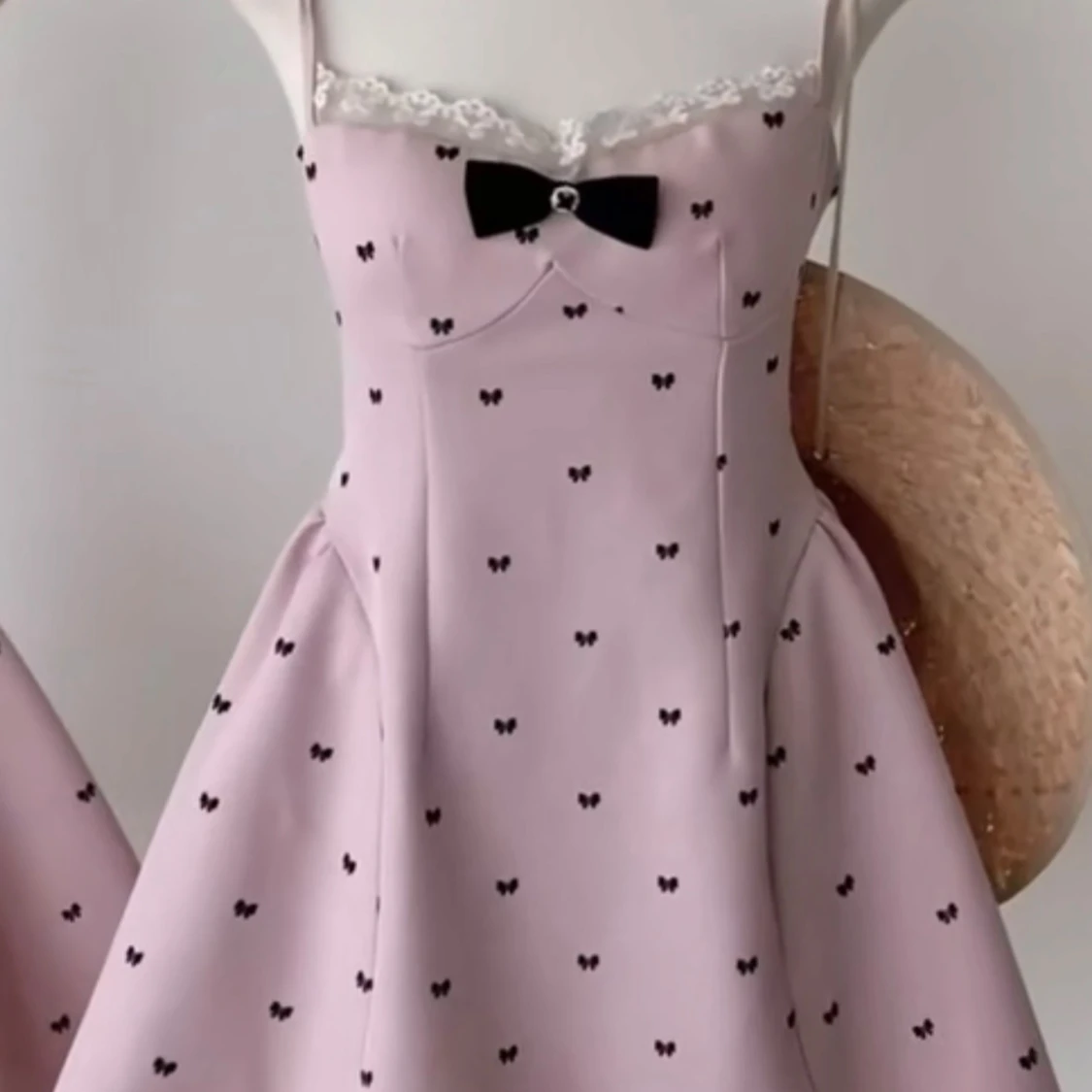 Rosa kortklänning med rosett och spets - 1