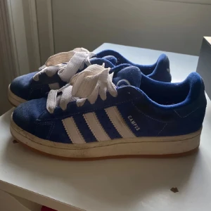 Adidas campus  - Köptes nyligen så fint skick! Rengörs innan de skickas!🩵