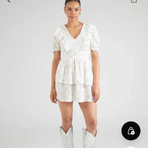 Blommig klänning  - Säljer än jättefin sommarklänning från Gina då den inte kommit till användning, helt ny med prislapp på! ❤️