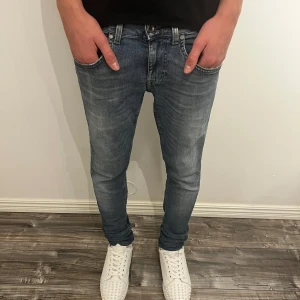 Tiger of sweden Slim jeans ljusblå 28/32 - Modell:178 cm och väger 67 kg😂 Skick 8,9/10