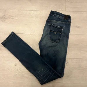 Replay jeans  - Hej! Säljer dessa replay jeans i strl W29 L32//jeansen är i fint sick//hör av er vid frågor eller så!