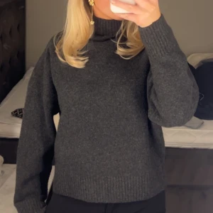 Mörkgrå polotröja Zara  - Såå snygg o mysig tröja, aldrig använd💙❄️⛄️😍