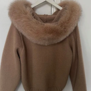 Brun jacka från Alessa - Brun jacka ifrån Alessa köptes i vintras använd fåtalgånger därav säljer jag den. Storlek vet jag inte pågrund av att det inte står men är en xs-s vanligfall och den sitter bra