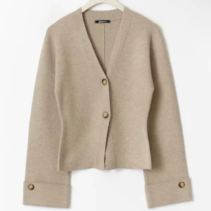 Populär kofta från Gina Tricot - Säljer denna helt slutsålda populära kofta med prislapp kvar😍 Säljer pga flytt och för mer plats, pris kan diskuteras vid snabb affär💞