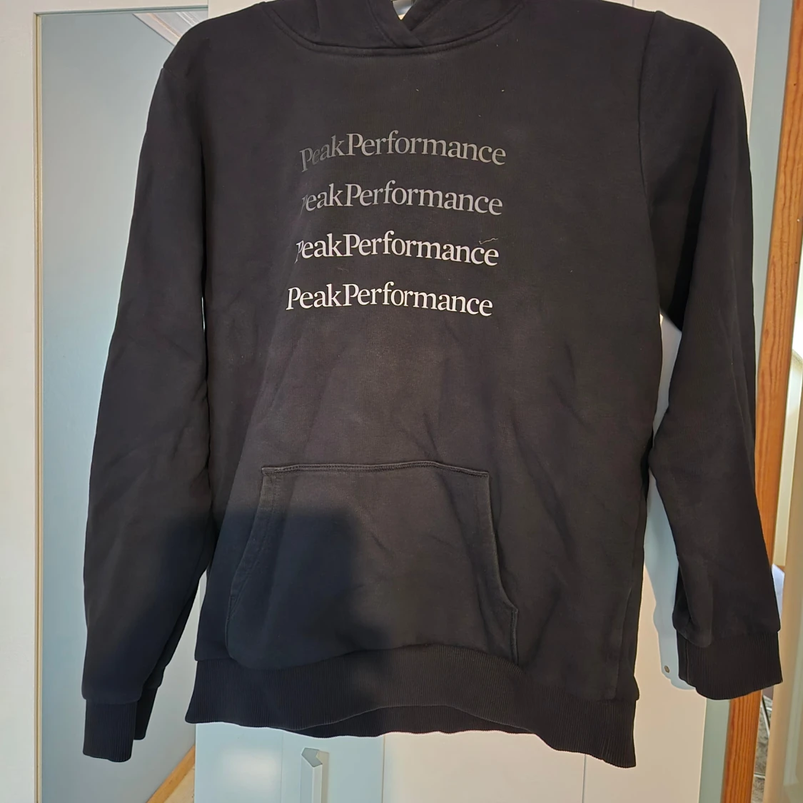 Svart hoodie från Peak Performance