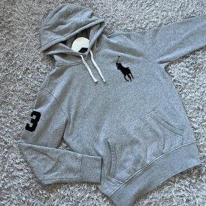 Ralph Lauren Big Pony hoodie - Säljer en eftertraktad Raffe Hoodie! | Fint skick på hoodien! | Storlek S. | Ställ gärna frågor innan du köper!