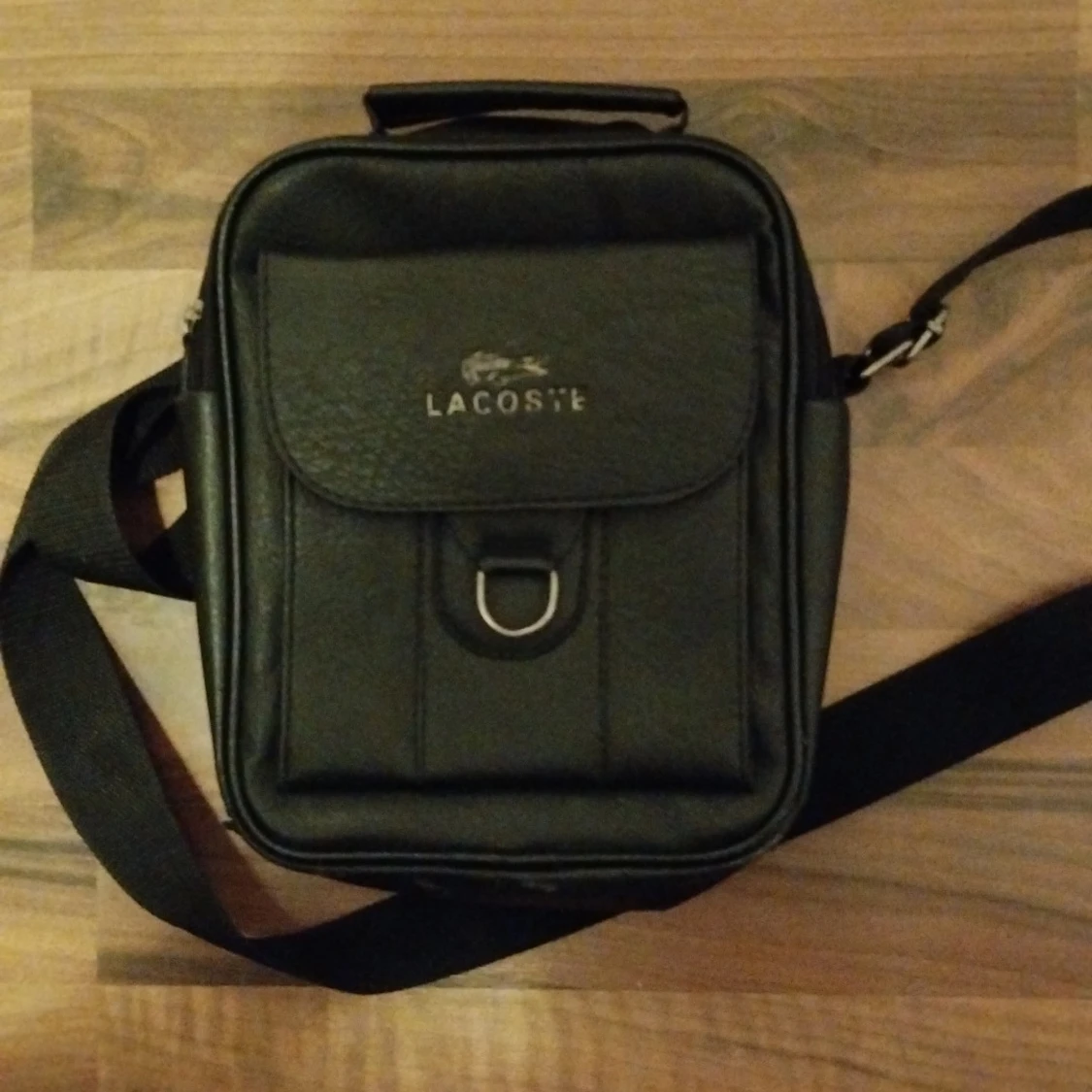 Svart axelväska från Lacoste i skinn