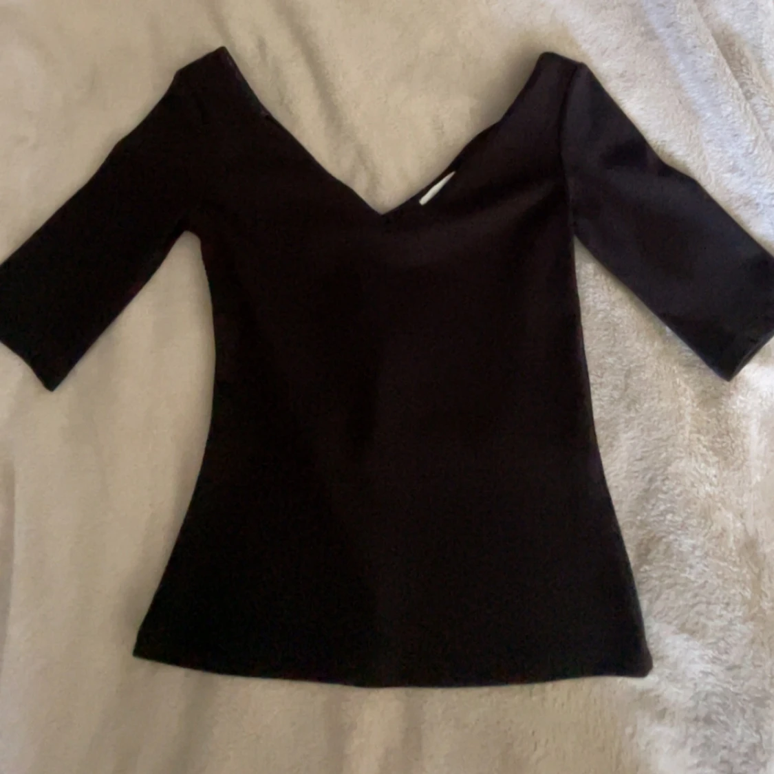 Svart v-ringad topp med trekvartsärm