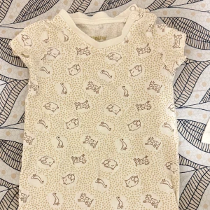 Söt djurmönstrad  baby body   - Supersöt baby body skön material som är 100% bomull passar perfekt för 6-9 månaders bebis. Använd fåtal men är i mycket bra skick☺️