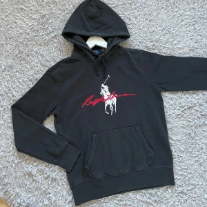 Ralph Lauren - Säljer en eftertraktad Raffe Hoodie! | Fint skick, finns något tecken på användning men inte inget som märks av direkt, men utan defekter! | Storlek S sitter lite tightare vid halsen, modell på bild är 178cm. Skulle nog säga att den kan passa en XS också| Ställ gärna frågor innan du köper!