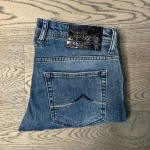 Jacob Cohen jeans 622 - Säljer dessa väldigt SÄLSYNTA Jacob Cohen jeans 622 i storlek 32 i krokodil skin vilket säljs inte längre och är jätte svårt att få tag på🔥dessa jeans kostar 1499 på style supply. Har du några funderingar eller vill ha mått så är det bara och kontakta😊pris går att förhandla vid snabb affär
