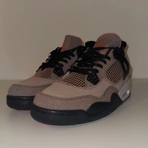 Nike Air Jordan 4 Taupe Haze sneakers - Nike Air Jordan 4 Taupe Haze i storlek 45, 