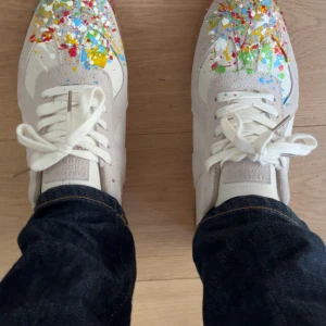 Mycket snygga maison margiellas - Riktigt fetta skor som passar till det mesta. Köpte tyvärr fel storlek så det är därför jag säljer. Skriv om ni har funderingar och jag kan gå ner till 1750 vid snabbt köp. Liten i storleken