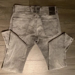 Replay grå jeans  - Gråa jeans från replay, de är i modellen anbass och storlek är W33 och L34, de är i ett fint skick. Vid önskemål av fler bilder eller andra frågor är det bara att höra av sig. Mått kan jag också lösa