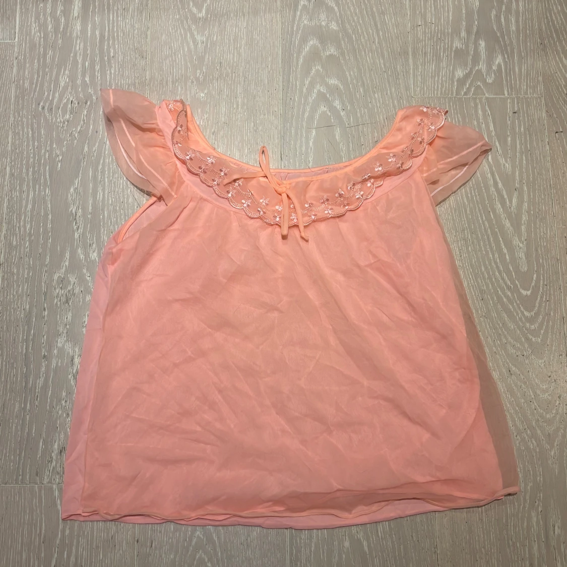 Söt ljusrosa blus med spets och volang - 1