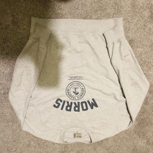 Morris hoodie - Ljusgrå sweatshirt från Morris med tryckt logga och emblem framtill. Tröjan har klassisk rund halsringning och ribbade muddar vid ärmslut och nederkant. Tillverkad i mjuk bomullsmix som är skön att bära.