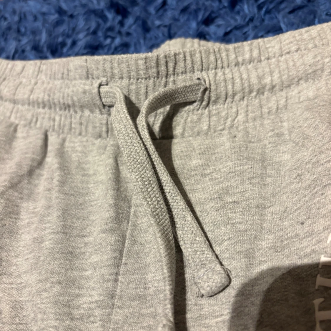 Grå mjukisbyxor med tryck - 4