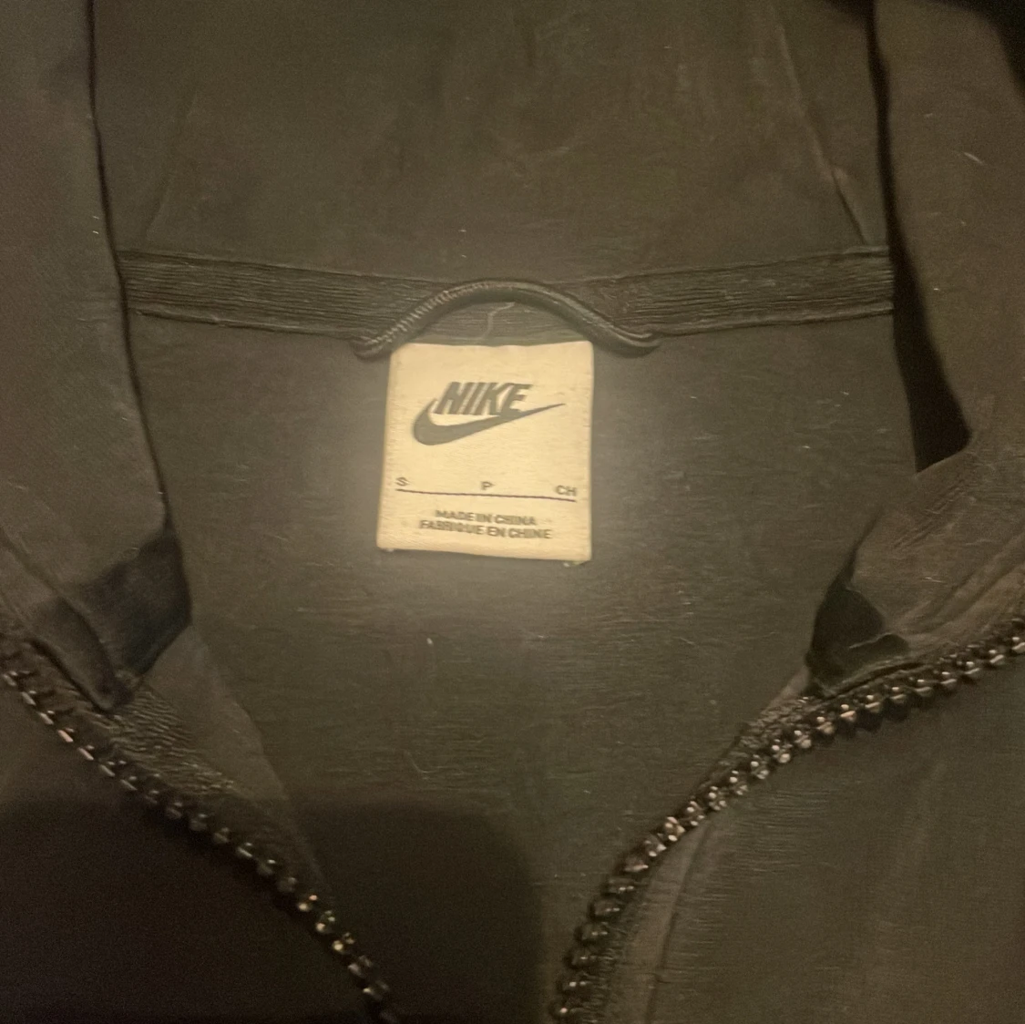 Svart hoodiejacka från Nike med dragkedja - 1