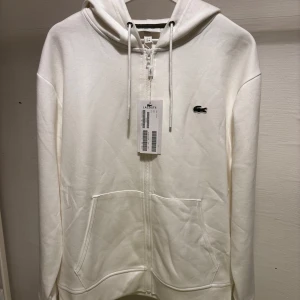 Lacoste kofta - Oanvänd Lacoste kofta. Storlek S men passar M också. Kontakta mig för mer information!