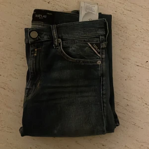Replay jeans i mörkblå tvätt - Snygga Replay jeans, helt oanvända och riktigt feta för dig som vill lyfta din stil