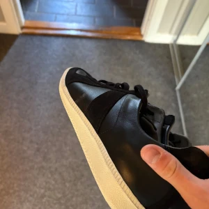 Gats  - Säljer dessa svarta gats. Endast används 1 gång. Skriv vid fler frågor och funderingar!