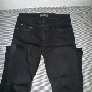 Svarta Levi's 511 jeans  - Säljer ett par svarta Levi's 511 jeans med klassisk femficksdesign och smal passform. Jeansen har en snygg, stilren look och är tillverkade i ett stretchigt bomullsmaterial för extra komfort. Perfekta för dig som gillar en modern och clean stil.