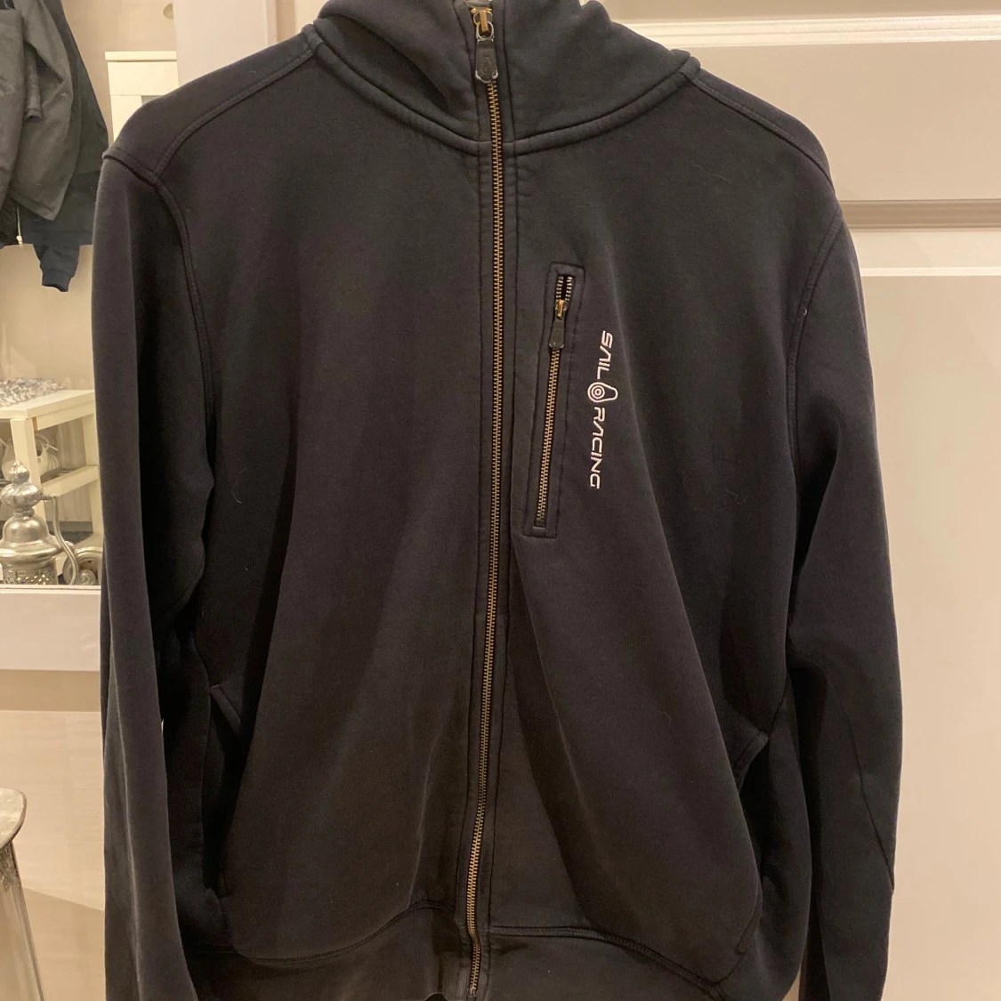 Svart hoodie från Sail Racing