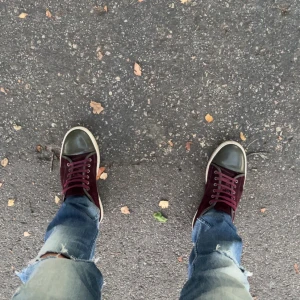 Vinröda Lanvin sneakers med grå tå - Säljer ett par vinröda sneakers från Lanvin med snygg grå tå i lack och matchande vinröda skosnören. Har box och dustbag till!! Skriv för fler bilder