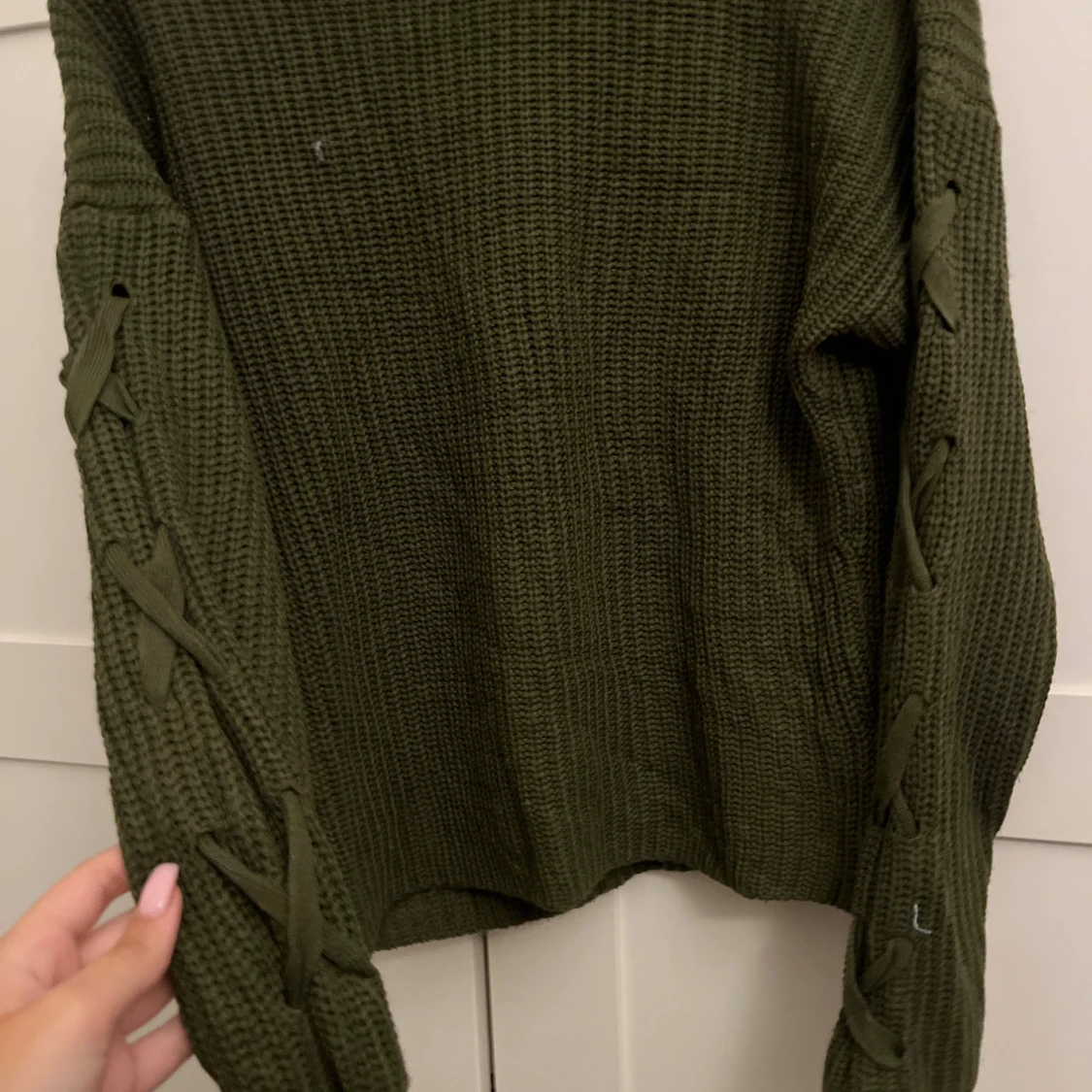 Olivgrön stickad tröja med snörning